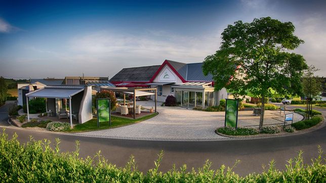 Im Ideenpark Plascheid informiert Ziewers über Möglichkeiten moderner Terrassengestaltung.