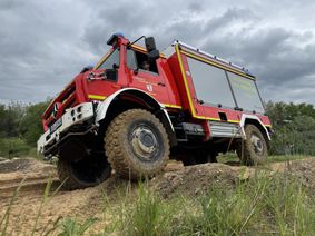 Auf dem Offroadpark Nürburgring trainierten Angehörige der Freiwilligen Feuerwehr Idar-Oberstein mit dem TLF-3000 W den Einsatz in unwegsamem Gelände