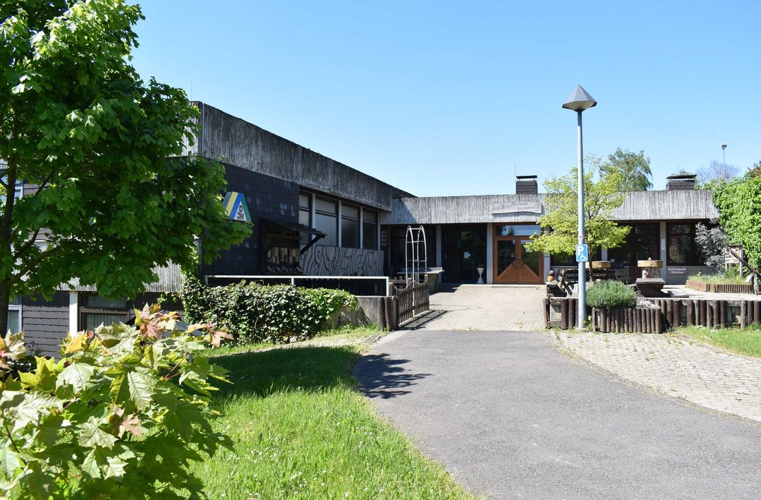 Der Eingangsbereich der Waldjugendherberge Sargenroth.