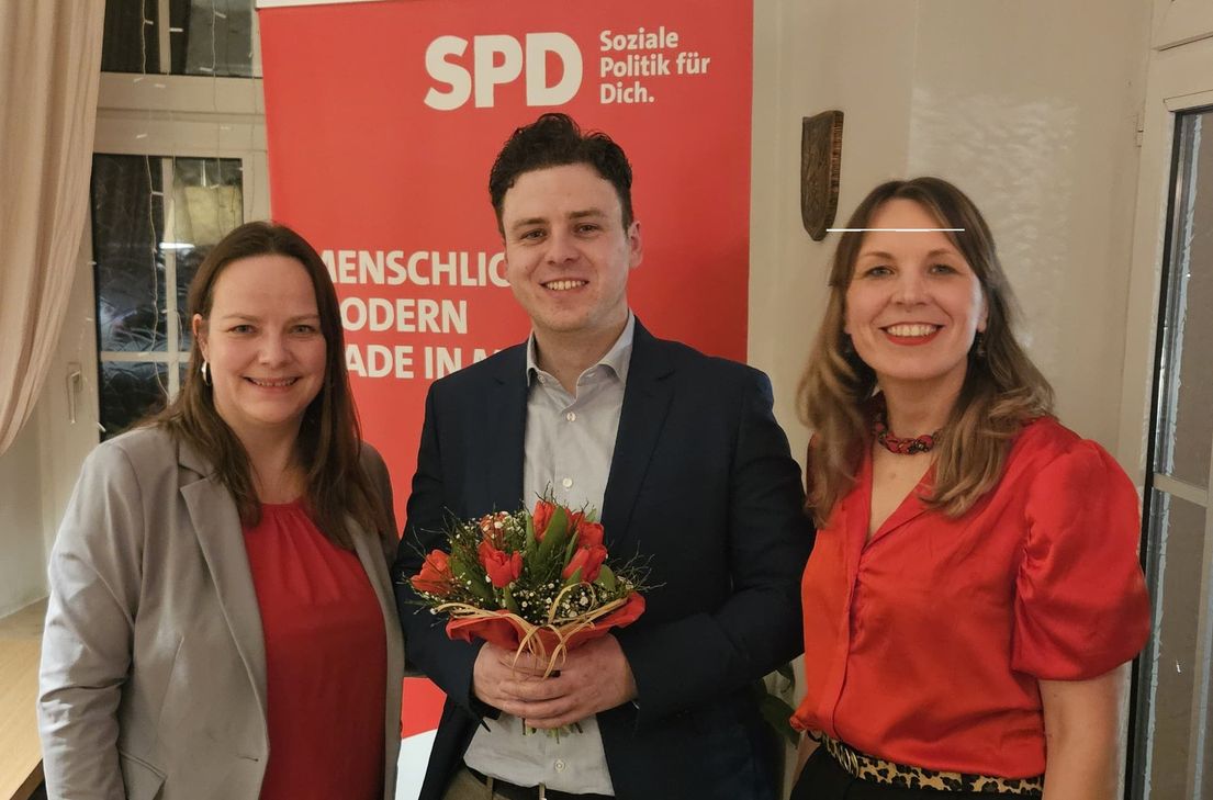 SPD-Bürgermeisterkandidat Christian Stockem umrahmt von der Vorsitzenden des Monschauer Ortsvereins, Johanna Szymanska-Bica (r.) und deren Stellvertreterin Janine Köster, die sich um das Amt der Städteregionsrätin bewirbt.