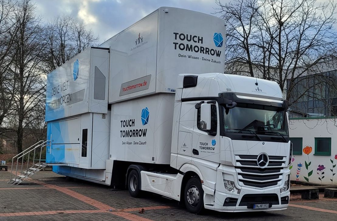 Der Touch-Tomorrow-Truck auf dem Schulhof der IGS Salmtal.