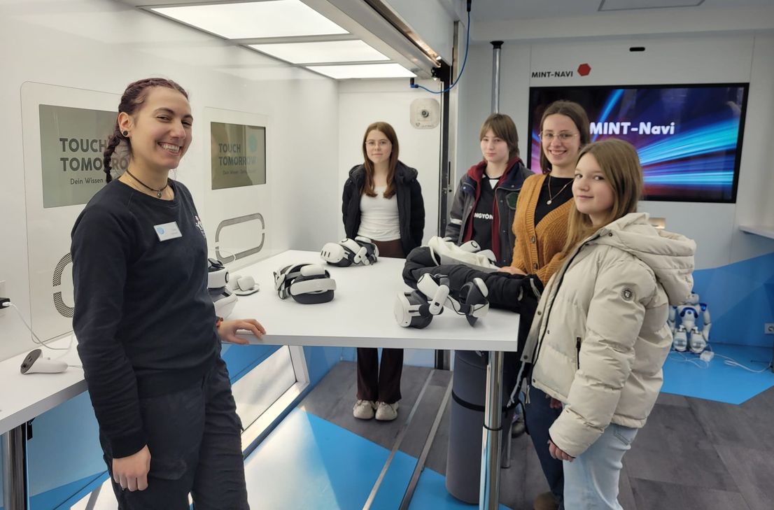 Ein kompetentes Team führte die Schüler durch den aufregenden Truck.