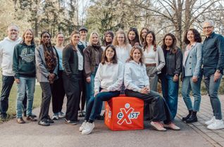 Von links nach rechts: Stephan Seeling, Klara Weber, Tracy Rujumba, Isabel Bittermann, Dr. Katharina Thiel, Inka Abel, Maren Rogawski, Müzeyyen Solak, Sarah Hüttemeister, Sarah Baader, Melanie Limberg, Luisa Claußen, Elaheeh Samieenia, Nana Berishvili und Dietmar Bier. Vorne: Daniela Hansen und Sabrina Rohles. Es fehlen: Natalja Girod, Elena Longen, Mareijke Breuer und Xenia Metzger.