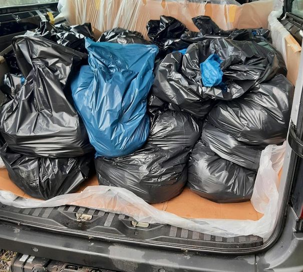 Die Bundespolizei hat auf der B 51 zwischen Blankenheim und Dahlem einen Transporter mit 820 Kilo nicht gekühlten Schafsfleischresten, die in Plastiktüten verpackt waren, aus dem Verkehr gezogen.