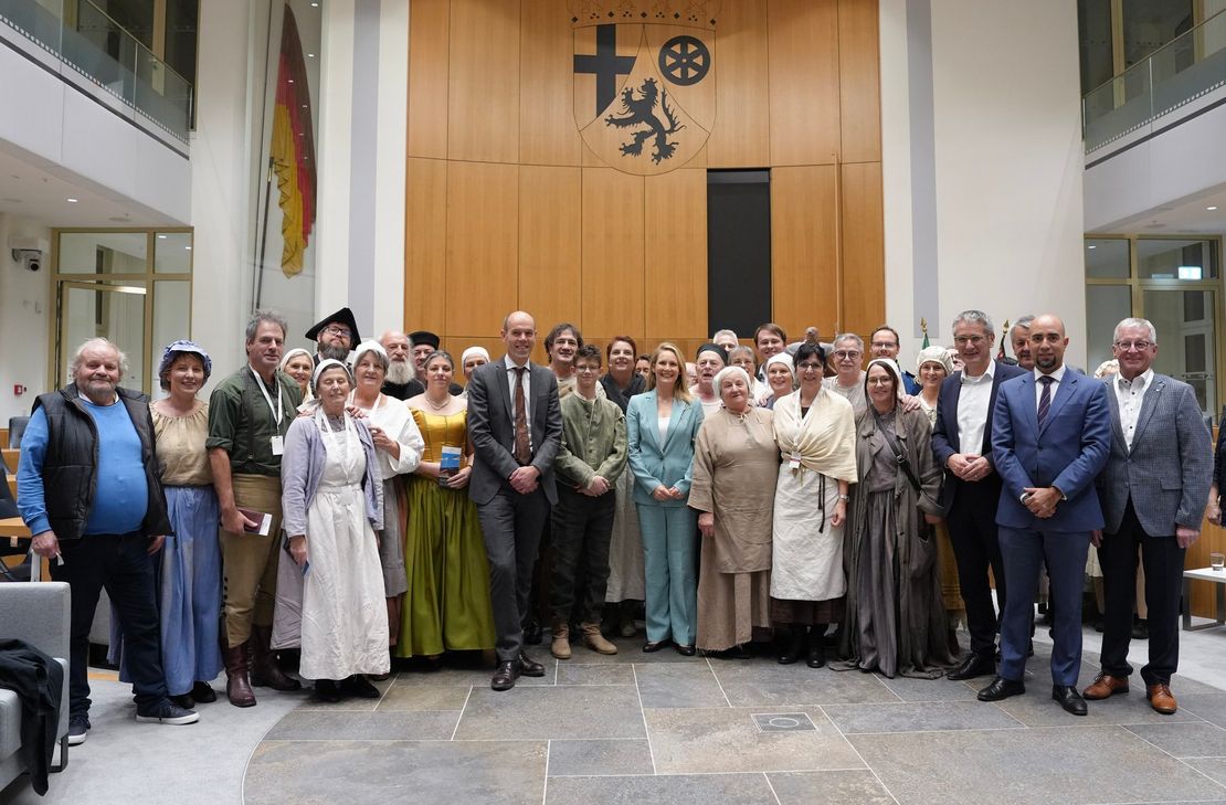 Gruppenfoto nach dem feierlichen Abschluss des Jubiläumsjahres im Landtag.