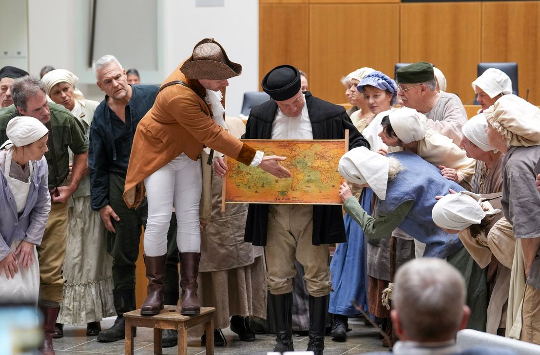 Eine Szene aus dem Theaterstück "Auf ins Paradies" wurde aufgeführt.