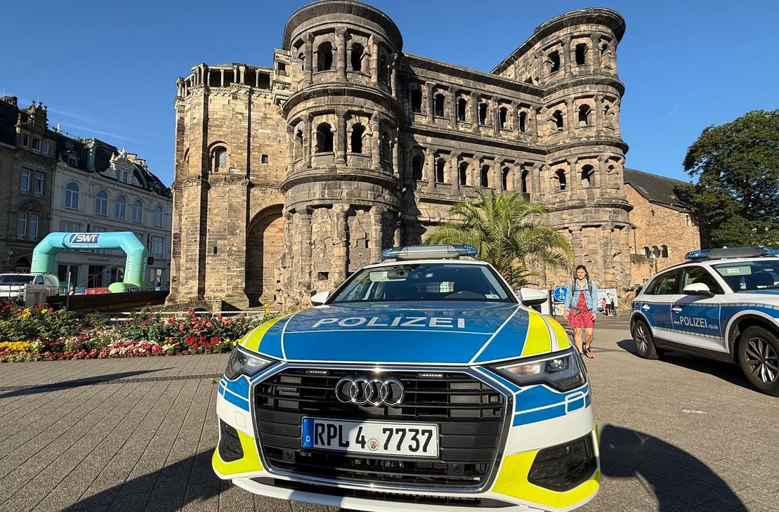 Zwei Streifenwagen der Polizei vor der Porta Nigra.