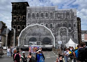 An der Porta Nigra laufen die Vorbereitungen: Vor dem römischen Stadttor steht schon die transparente Bühne für Porta³  – ab Donnerstag, 18. Juni, wird hier gefeiert.
