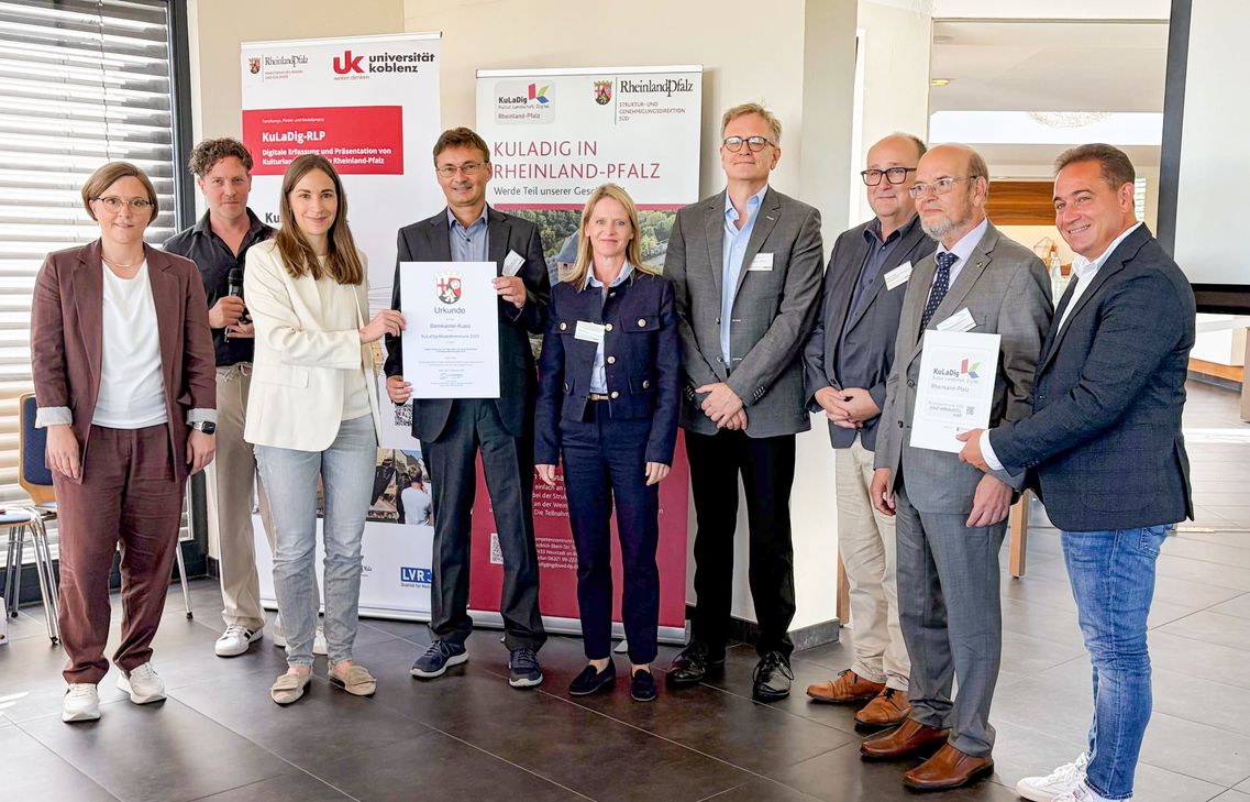 (v.l.n.r.) Christine Brehm, SGD Süd; Florian Weber; KuLaDig-Projektleiter; Staatssekretärin Vanessa Fischer; Jörg Lautwein; Kerstin Lautwein, St. Nikolaus-Hospital/Cusanusstift; Claus Conrad, MGZ Bernkastel-Kues; Dr. Matthias Vollet, Kueser Akademie für Europäische Geistesgeschichte, Gerhard Kluth, Cusanus-Geburtshaus; Prof. Dr. Hannes Kopf, Präsident der Struktur- und Genehmigungsdirektion Süd.