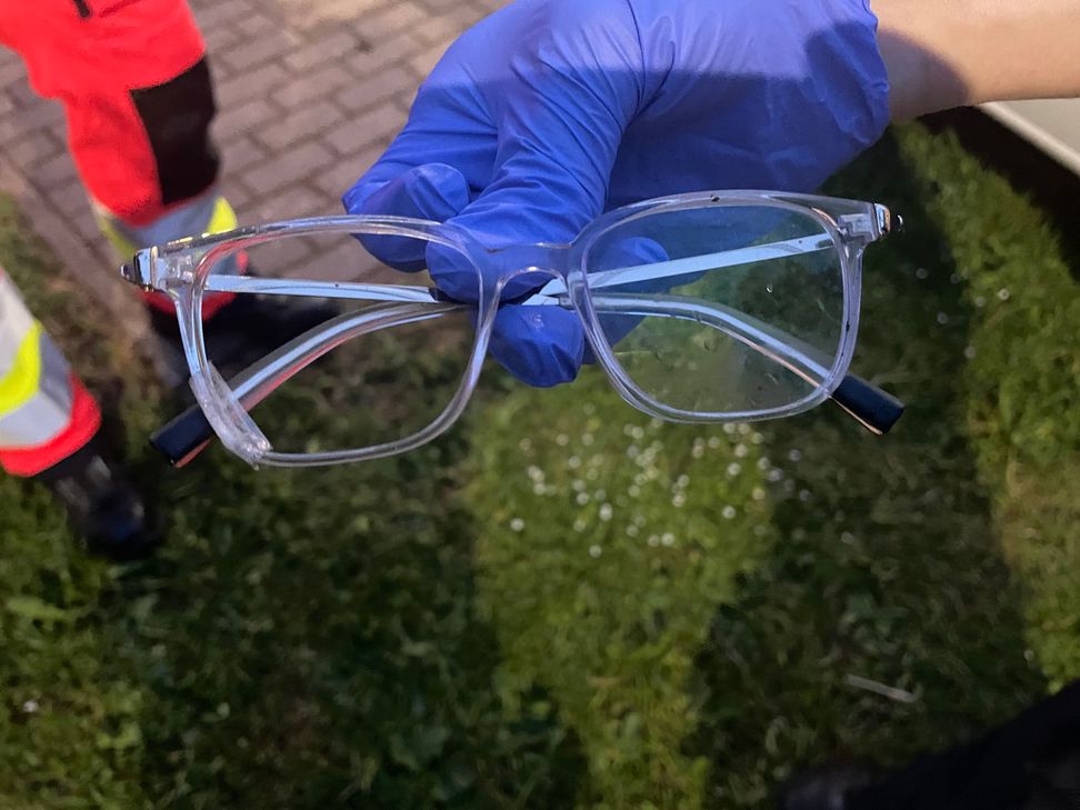 Diese transparente Brille wurde offenbar von einem der Täter zurückgelassen.