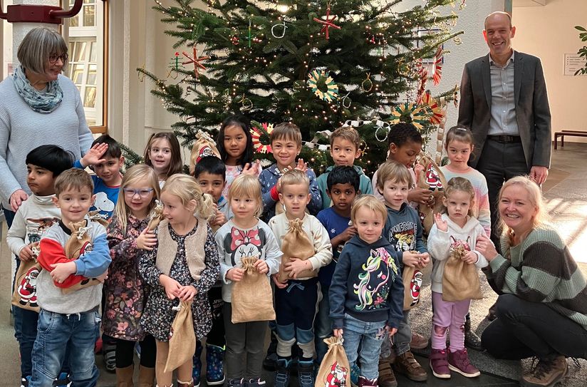 Eine Tradition wird fortgesetzt: Kinder schmücken den Weihnachtsbaum im Kreishaus.
