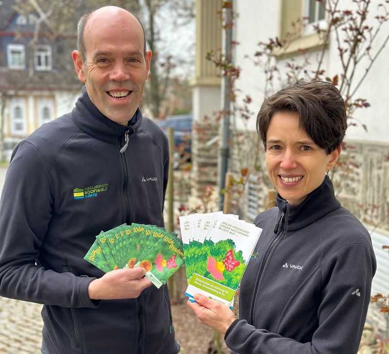Landrat Volker Boch und Manuela Schmitt vom Naturpark wünschen sich, dass von der  "Wilden Mischung" Gebrauch gemacht wird.