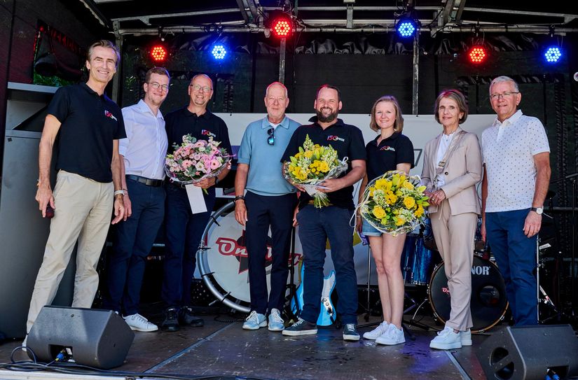 Georg Weiss (4.vl.) und Leonard Weiss (2.v.l.) mit der Geschäftsführung des Medienhauses Weiss und den Organisatoren des Familienfestes, zu dem mehrere hundert Mitarbeiter und ihre Angehörige auf das Firmengelände nach Imgenbroich geladen waren.