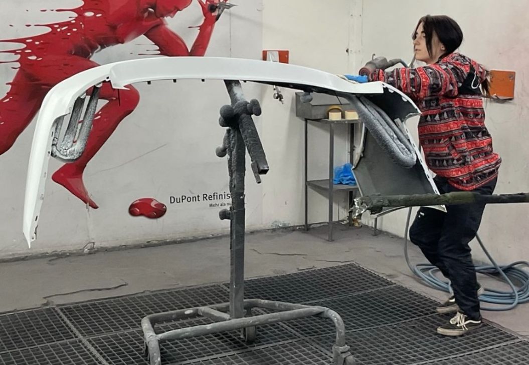 Melanie Schultheis in der Lackierkabine.