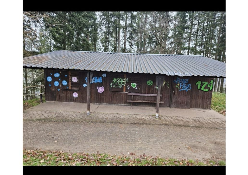 Vandalismus in Form von Graffitis an der Schwanzhütte auf dem Barl.