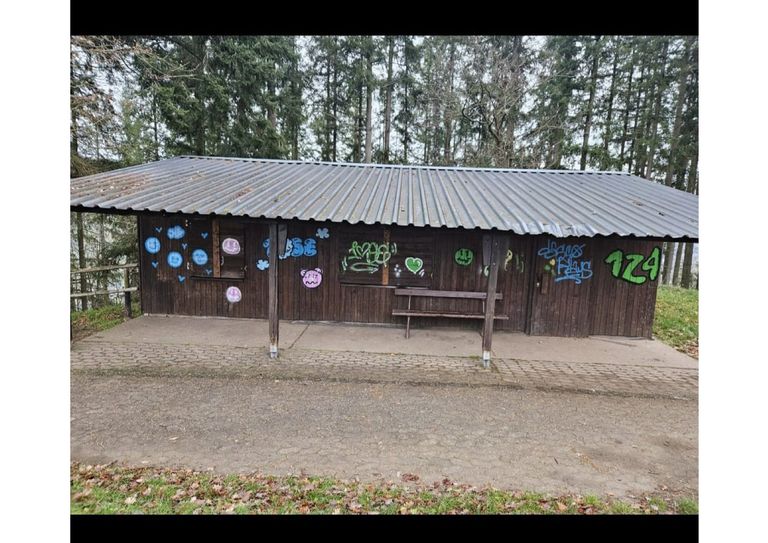Vandalismus in Form von Graffitis an der Schwanzhütte auf dem Barl.