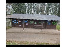 Vandalismus in Form von Graffitis an der Schwanzhütte auf dem Barl.