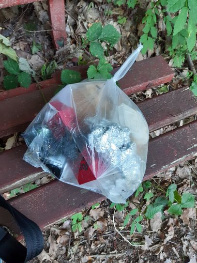 Wir wandern jedes Wochenende hier im Umfeld Mayen Vordereifel. Ich habe immer eine Mülltüte und Handschuhe im Rucksack. Meine Beute heute an einer Bank in Riedener Mühlen auf dem Weg zum Waldsee. EINE Bank. Kippen, Tempo als Ersatz für Klopapier, Bierdosen, Flaschenscherben, Alufolie und ein paar nicht definierbare Sachen. Wenn die Natur irgendwann zurück schlägt, sieht der Mensch alt aus.