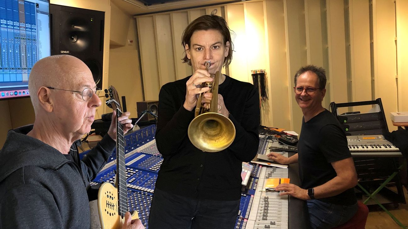 Wilhelm Geschwind (v.li.) und Susanne Riemer werden als Duo »Chille en Kölle« von Helmuth Rüssmann produziert, der hier am Mischpult in seinem Tonstudio in Hennef sitzt. Es ist übrigens das größte und einzige Röhrenmischpult dieser Art auf der Welt.