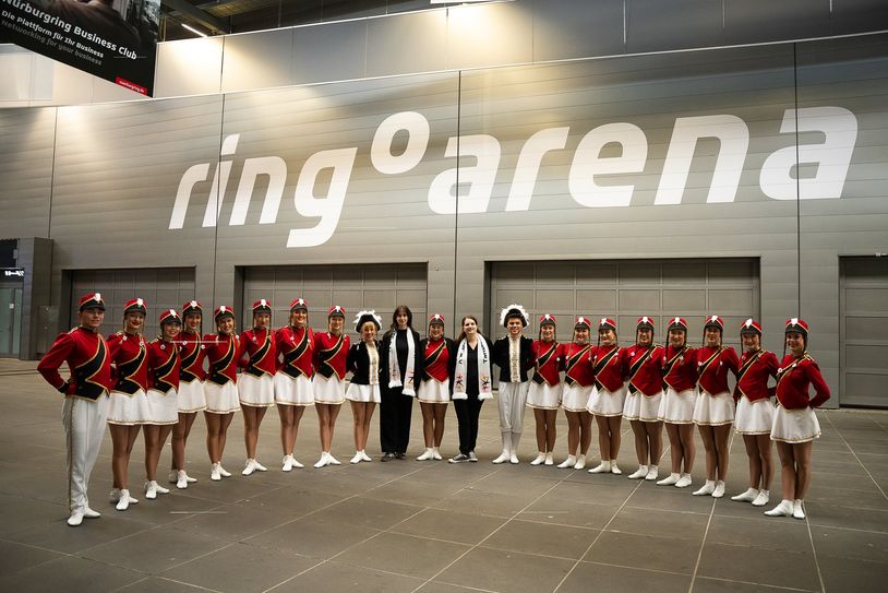 Die Tänzerinnen und Tänzer sowie Trainer der Senioren-Kategorie