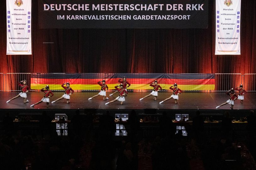 Die Damengarde der Altersklasse Jugend als Deutsche Meisterinnen