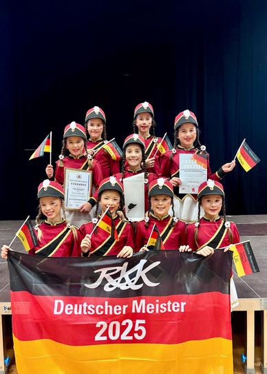 Die Damengarde der Altersklasse Jugend als Deutsche Meisterinnen