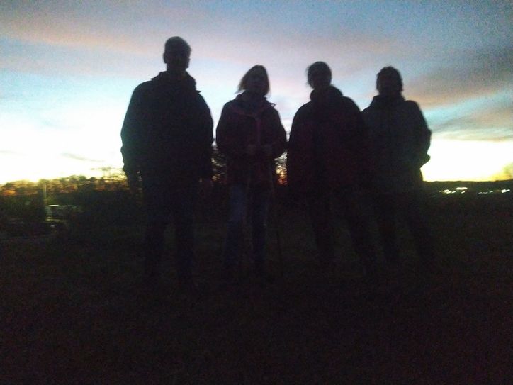 Einige Wanderer nahmen an der Feierabendwanderung in Ulmen teil und stellten sich zu einem etwas anderen als dem gewohnten Bild zusammen.