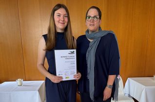 Schulleiterin Marianne Schönhofen (re.) gratuliert Theresa Neidhöfer.