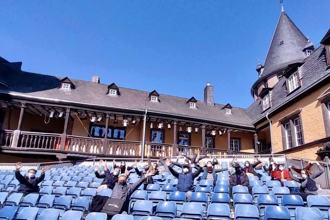 Das Ensemble und das Team von "Die Schöne und das Biest" wurde auf der Zuschauertribüne in der Genovevaburg begrüßt.