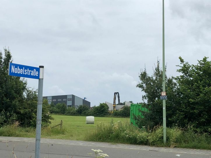 Gegenüber der Zufahrt zur Nobelstraße im Rollesbroicher Gewerbegebiet entsteht auf einem 39.000 Quadratmeter großen Areal »Weiss-Packaging«, die Verpackungsdruckerei für Faltschachteln des Medienhauses Weiss. Foto T. Förster