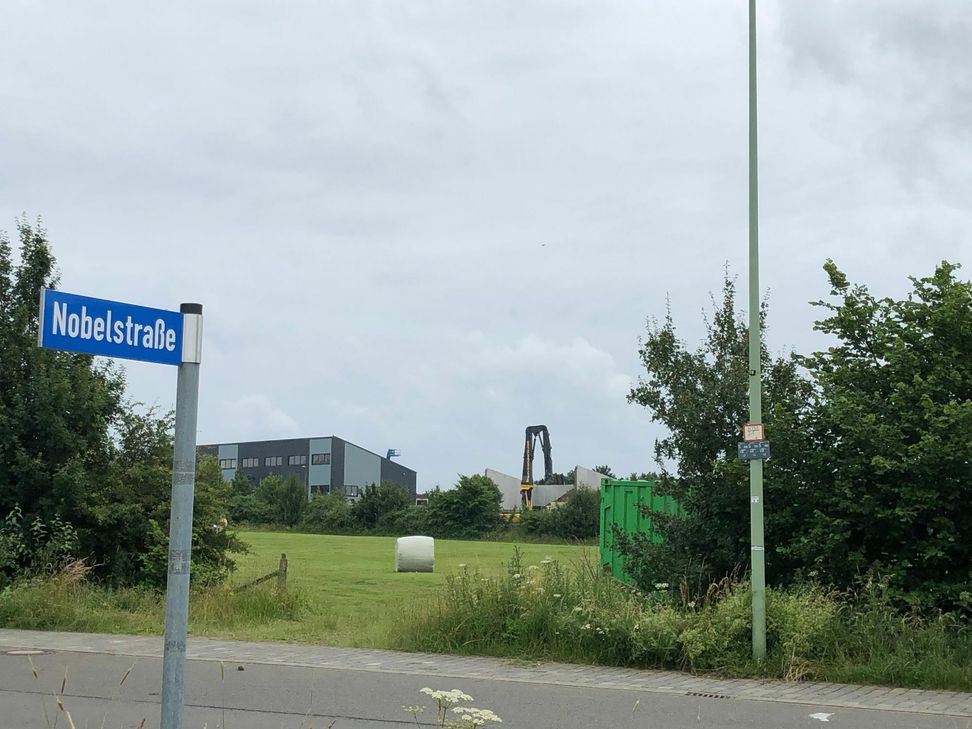 Gegenüber der Zufahrt zur Nobelstraße im Rollesbroicher Gewerbegebiet entsteht auf einem 39.000 Quadratmeter großen Areal »Weiss-Packaging«, die Verpackungsdruckerei für Faltschachteln des Medienhauses Weiss. Foto T. Förster