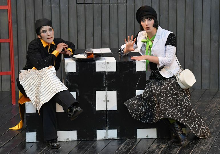 Das Ensemble der Burgfestspiele zeigt sein ganzes komödiantisches Können. Foto: Walz