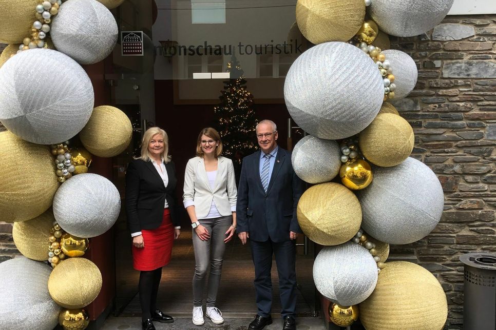Geschäftsführerin Margareta Ritter, Organisatorin Ivanka Lauscher und Georg Kaulen (Aufsichtsrat) von der Monschau-Touristik freuen sich auf den neuen Monschauer Weihnachtsmarkt. Foto: T. Förster