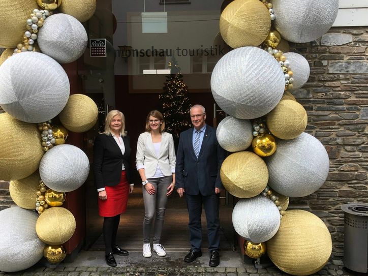 Geschäftsführerin Margareta Ritter, Organisatorin Ivanka Lauscher und Georg Kaulen (Aufsichtsrat) von der Monschau-Touristik freuen sich auf den neuen Monschauer Weihnachtsmarkt. Foto: T. Förster