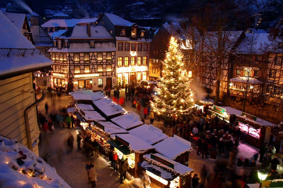 Wenn auch noch der Winter Einzug hält, dann wird der Monschauer Weihnachtsmarkt in einen einzigartigen Lichterglanz gehüllt.