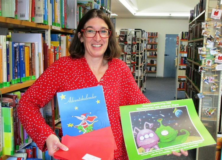 Bibliotheksassistentin Sabine Kalkofen mit den Adventskalendern zum Vorlesen für Vorschul- und Grundschulkinder