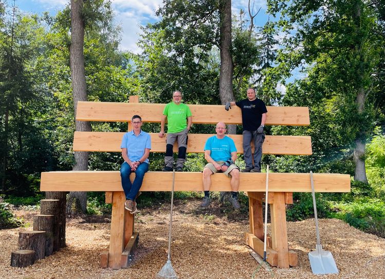 Die Bank steht ab sofort für alle zur Verfügung, aufgrund der geltenden Corona-Bestimmungen wird es in Kürze eine kleine Einweihungsfeier für Lauderter Bürger*innen und Sponsoren geben.