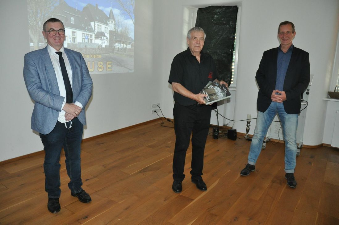 Walter Müller (Mitte) präsentierte sein neues Buch, "Steinreiche Eifel 3", mit Landrat Dr. Alexander Saftig (links) und Maximilian Mumm, Bürgermeister VG Maifeld.