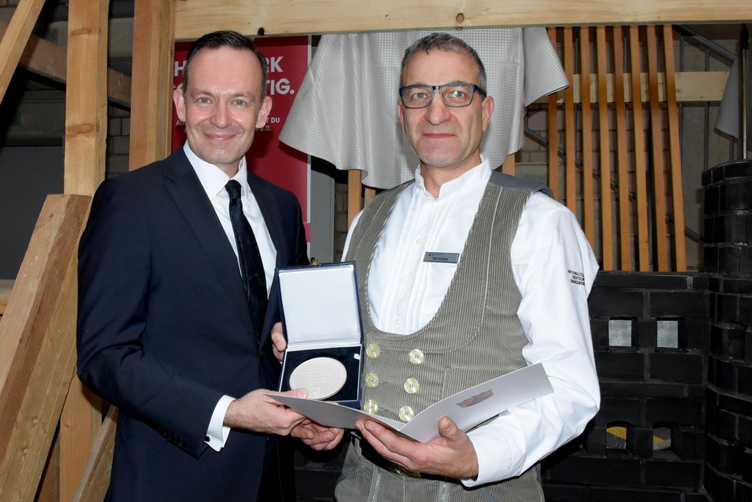 Wirtschaftsminister Volker Wissing verleiht Ralf Schmitz (v.l.) die Wirtschaftsmedaille des Landes Rheinland-Pfalz für herausragende Verdienste. Foto: Schmieder