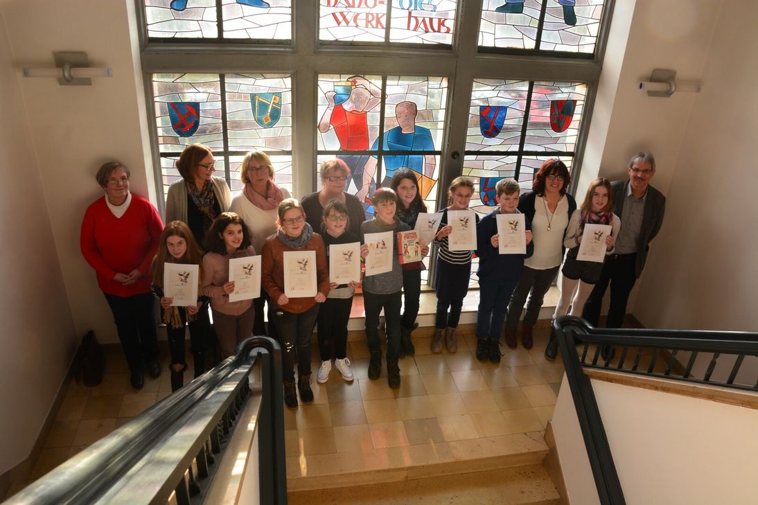 Die Organisatoren, Juroren und Bernhard Marx mit den kleinen Leseprofis. Foto: VG Konz