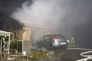 In Dernau brannte eine Doppelgarage einschließlich Werkstatt und Lager. Foto: FFW Dernau