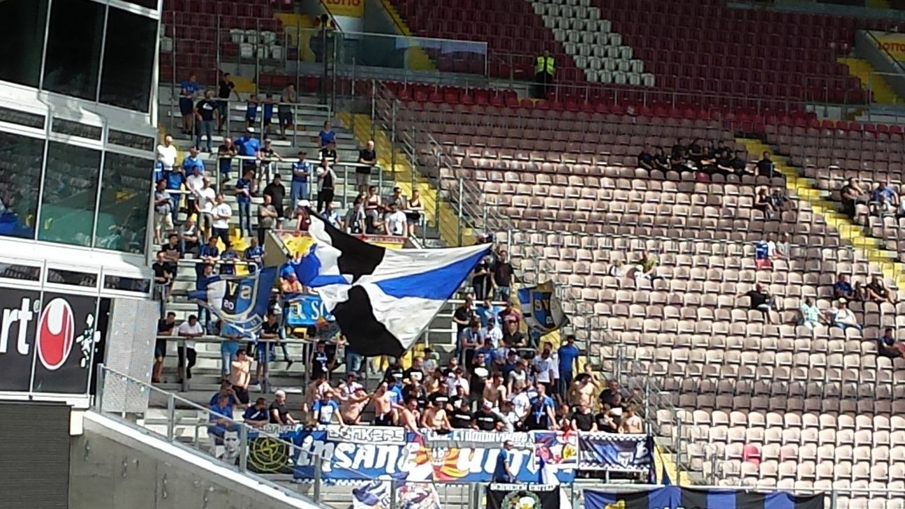 Die Fans der Eintracht traten nach dem 1:3 im Fritz-Walter-Stadion enttäsucht den Nachhauseweg an. Foto: Andreas Arens