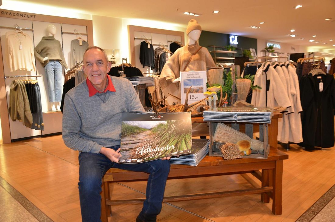 Fotograf Peter Stollenwerk hat wieder einen Querschnitt der einzigartigen Landschaft des Monschauer Landes in den »Eifelkalender 2022« gepackt. Die 16. Auflage ist bei »Victor fashion« in Imgenbroich erhältlich. Der Verkaufserlös geht an die Aktion »Wir helfen«. Foto: T. Förster