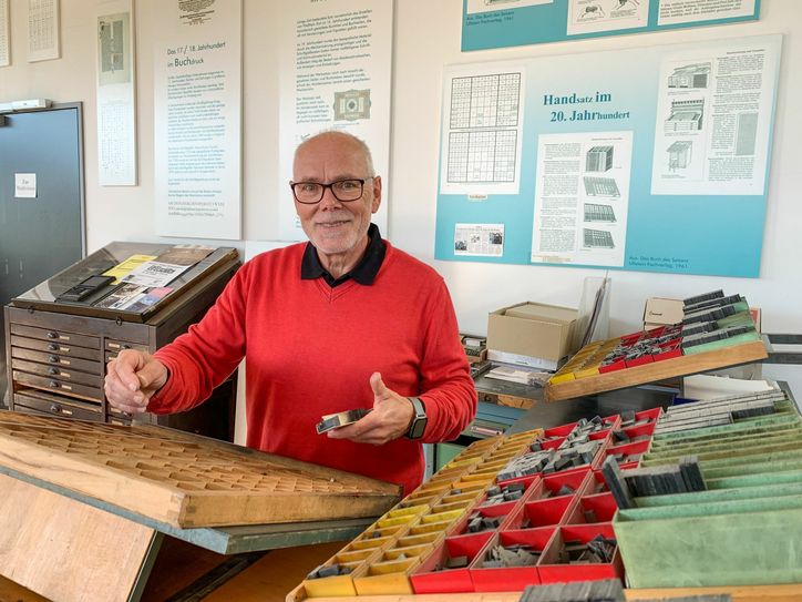Bernhard Roder hat vor fast 50 Jahren als erster Auszubildender seine Lehre am neuen Imgenbroicher Standort des Medienhauses Weiss begonnen. Seit kurzem ist er Rentner und führt Interessierte im Druckereimuseum in die Geheimnisse der »Schwarzen Kunst« ein. Foto: WI