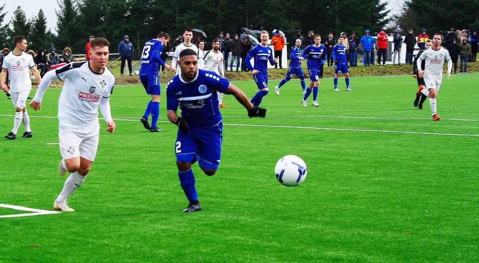 Rückkehrer Oscar Feilberg (2) kämpfe um jeden Ball und riss seine Mitspieler immer wieder mit. Am Ende konnte aber auch er die Niederlage nicht verhindern. (Foto: Arno Boes)