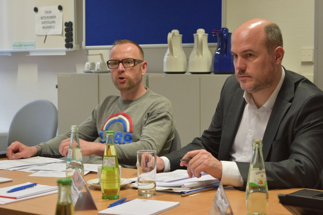 Christian Ramolla, Leiter des Kreisgesundheitsamtes (li.) betonte während des Pressegesprächs, dass es dem, mit dem Coronavirus infizierten Mann gut gehe. Foto: Scholl