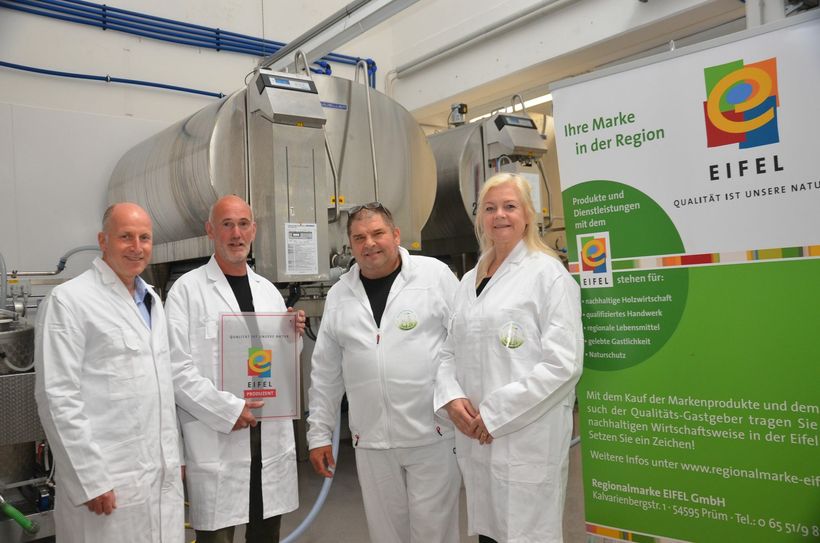 Freuen sich über die Plakette von Markus Pfeifer (Regionalmarke Eifel, l.) als Eifel-Produzent, sehen aber für die Vermarktung der Eifeler Biomilch noch Optimierungsbedarf: Markus Legge, Josef Thomas und Bürgermeisterin Margareta Ritter. Foto: Förster