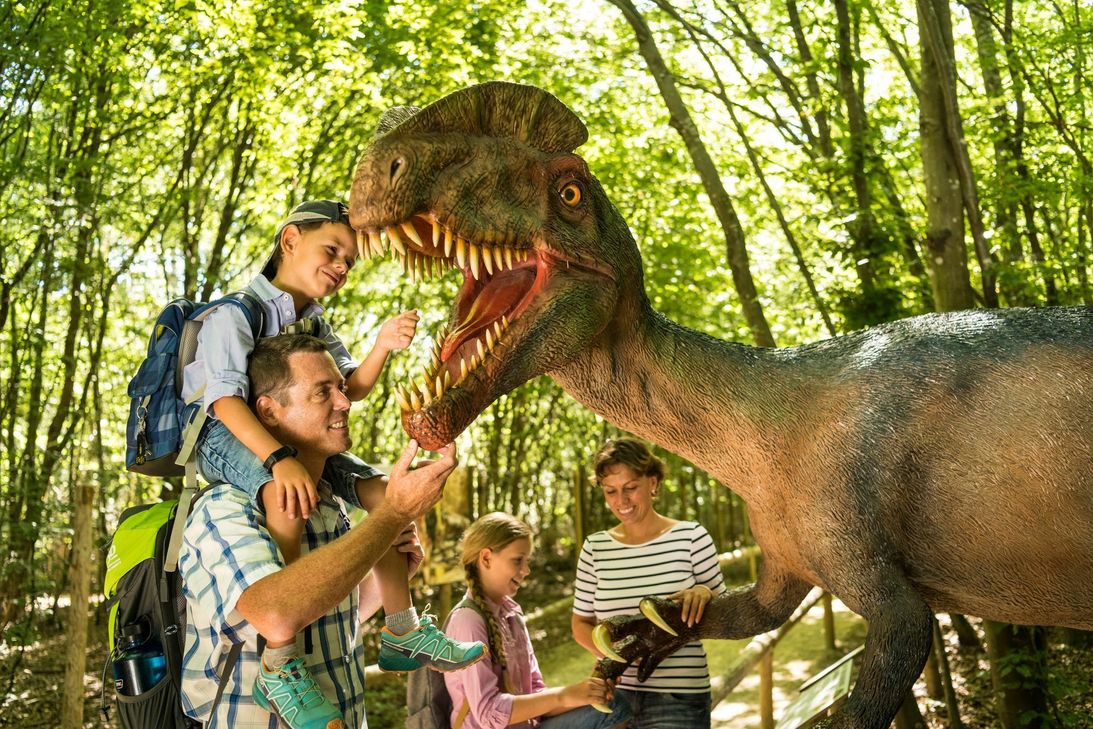 Ab Mitte März können Familien wieder die urzeitlichen Giganten im Dinopark in Ernzen bestaunen. Foto: D. Ketz