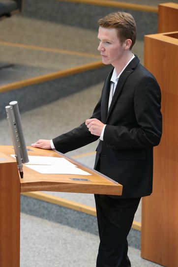 Niklas Offermann wirbt am Rednerpult für die Forderung der SPD-Jugendlandtagsfraktion. Foto: B. Schälte/Landtag NRW