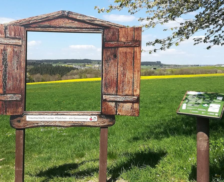 »Genussfenster« geben auf Informationstafeln Einblicke in die Hunsrück-Küche und informieren über regionale Produkte.